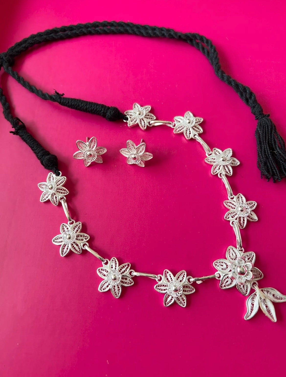 Fitoori Banjaaran's Handcrfted Filigree necklace with stud earrings